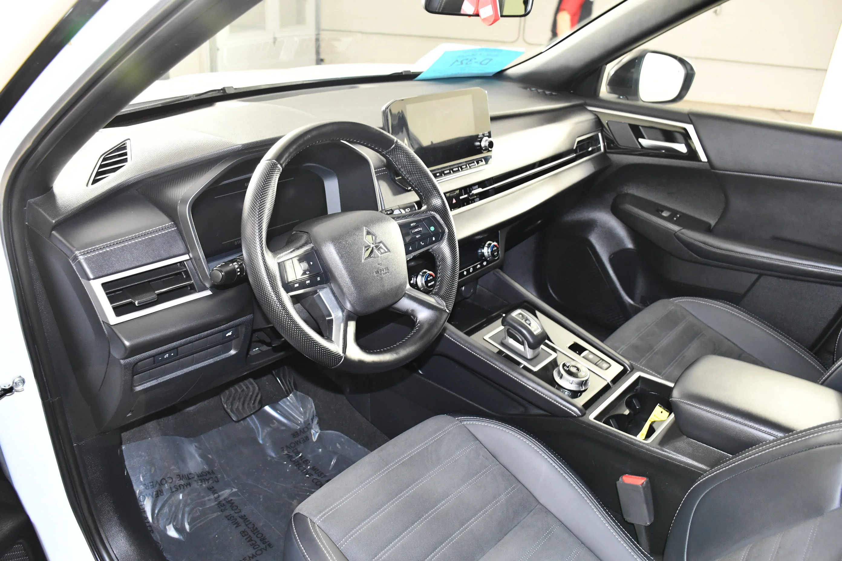 Certified Used 2024 White Diamond Mitsubishi SE Black Edition w/Pano Roof image 2