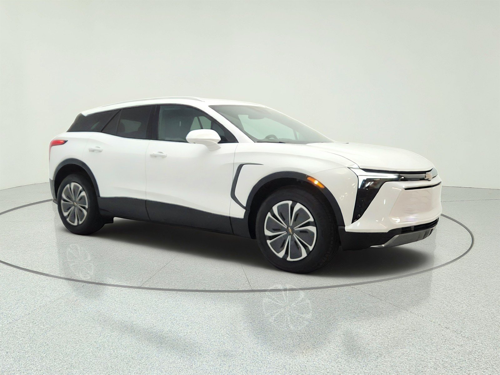 Used 2024 Summit White Chevrolet eAWD LT image 3