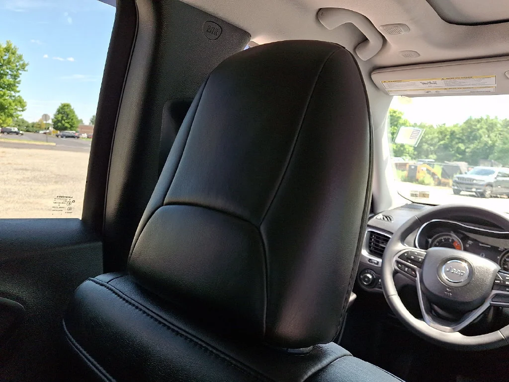 Used 2022 Granite Crystal Metallic Clearcoat Jeep Latitude Lux image 14