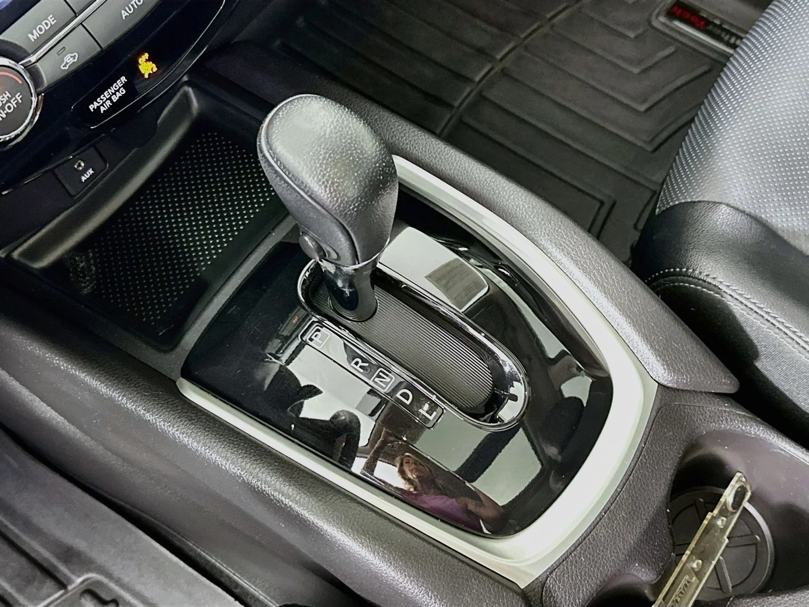 Used 2015 Gun Metallic Nissan SL image 17