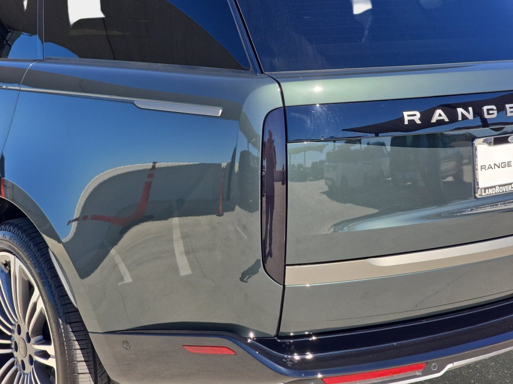 New 2027 Belgravia Green Land Rover SE LWB image 36