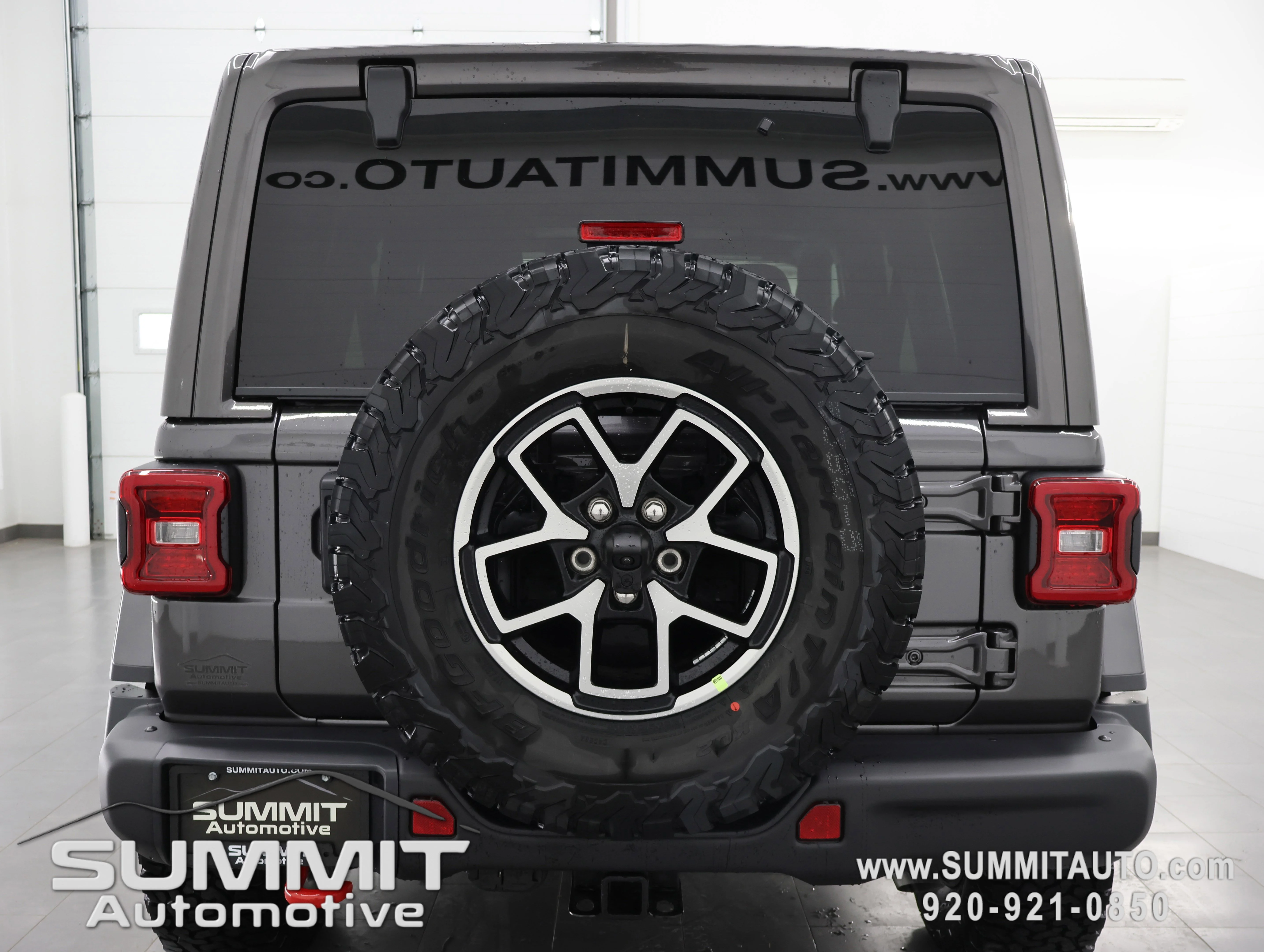 New 2026 Granite Crystal Metallic Clear-Coat Exterior Paint Jeep Rubicon image 25