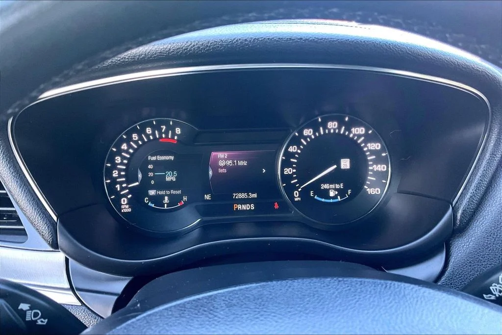 Used 2015 Silver Lincoln Base image 19