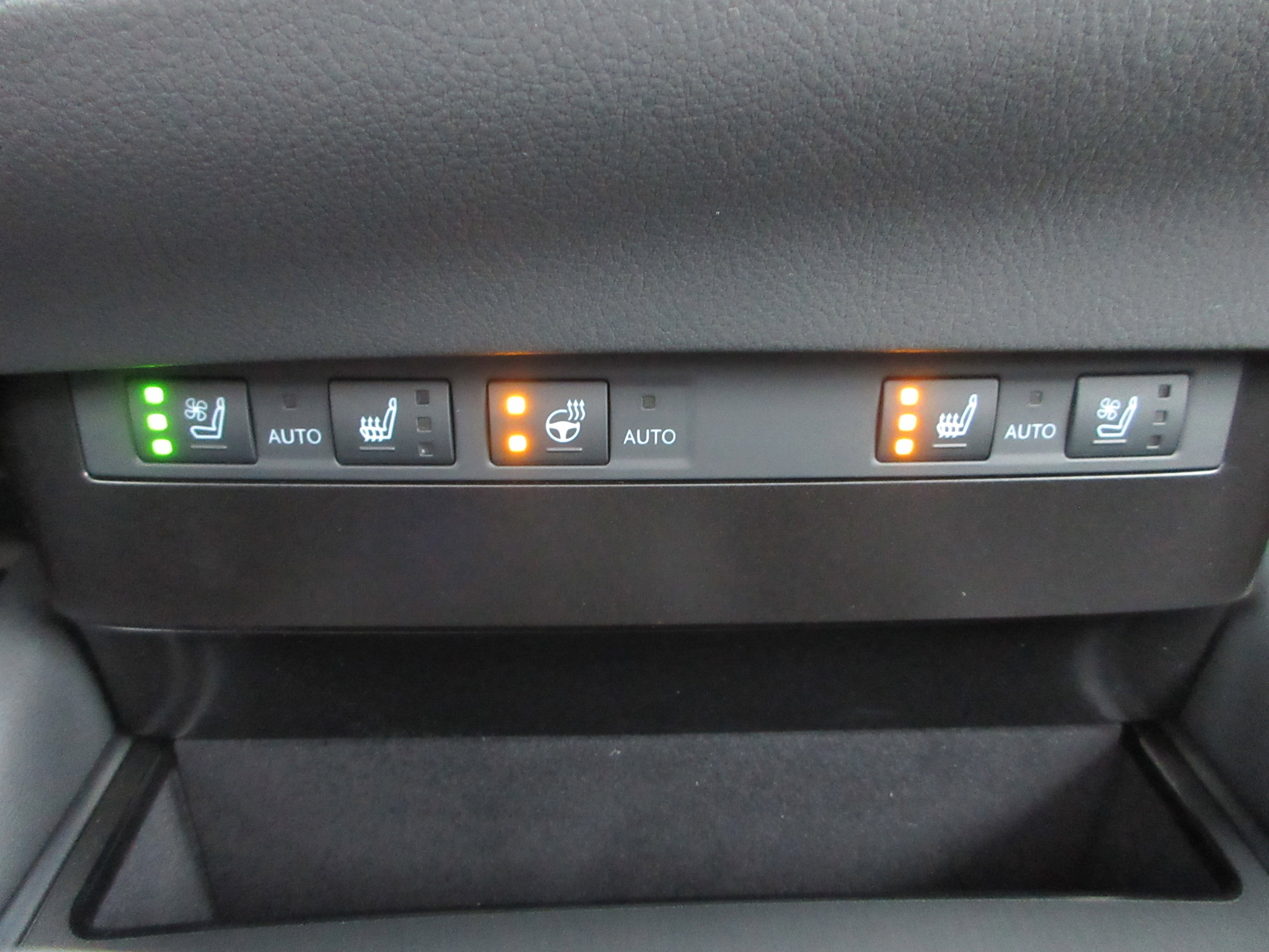 2025 Lexus ES 350 - Photo 43