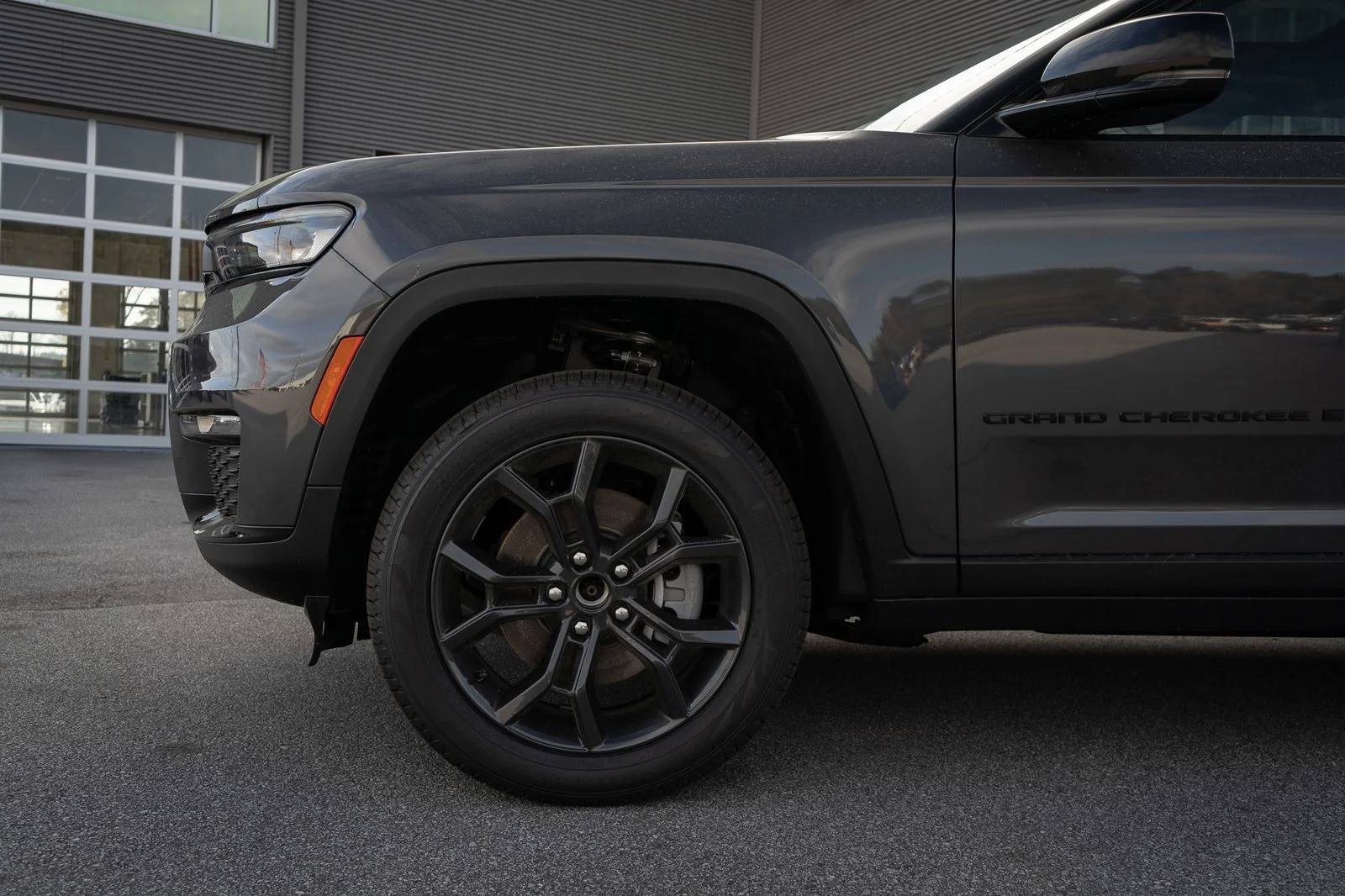 New 2025 Baltic Gray Metallic Clear-Coat Exterior Paint Jeep Limited image 4