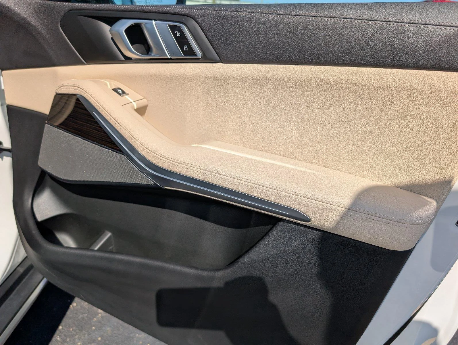 Used 2021 Mineral White Metallic BMW sDrive40i image 39