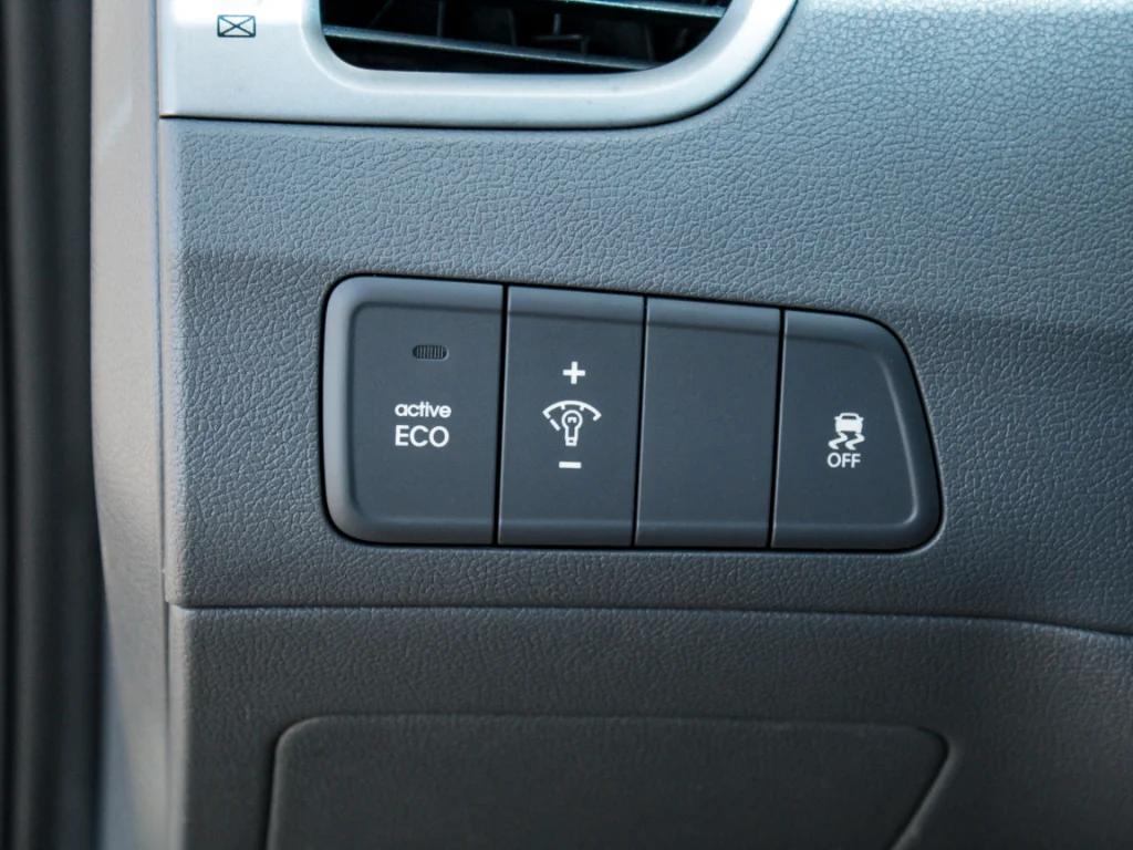 Used 2015 Shale Gray Metallic Hyundai SE image 10