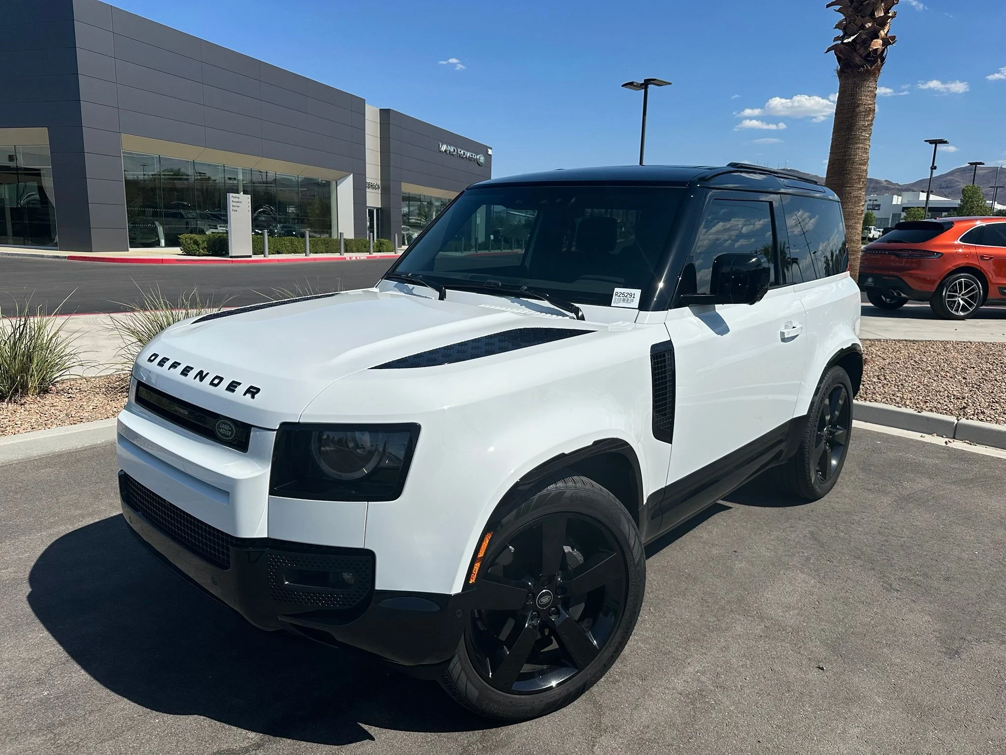 Used 2025 Fuji White Land Rover X-Dynamic SE image 1
