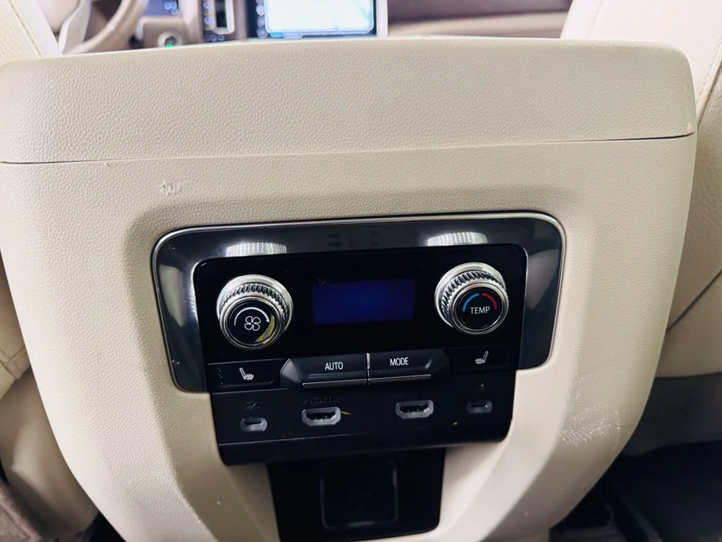 Used 2023 White GMC Denali image 26