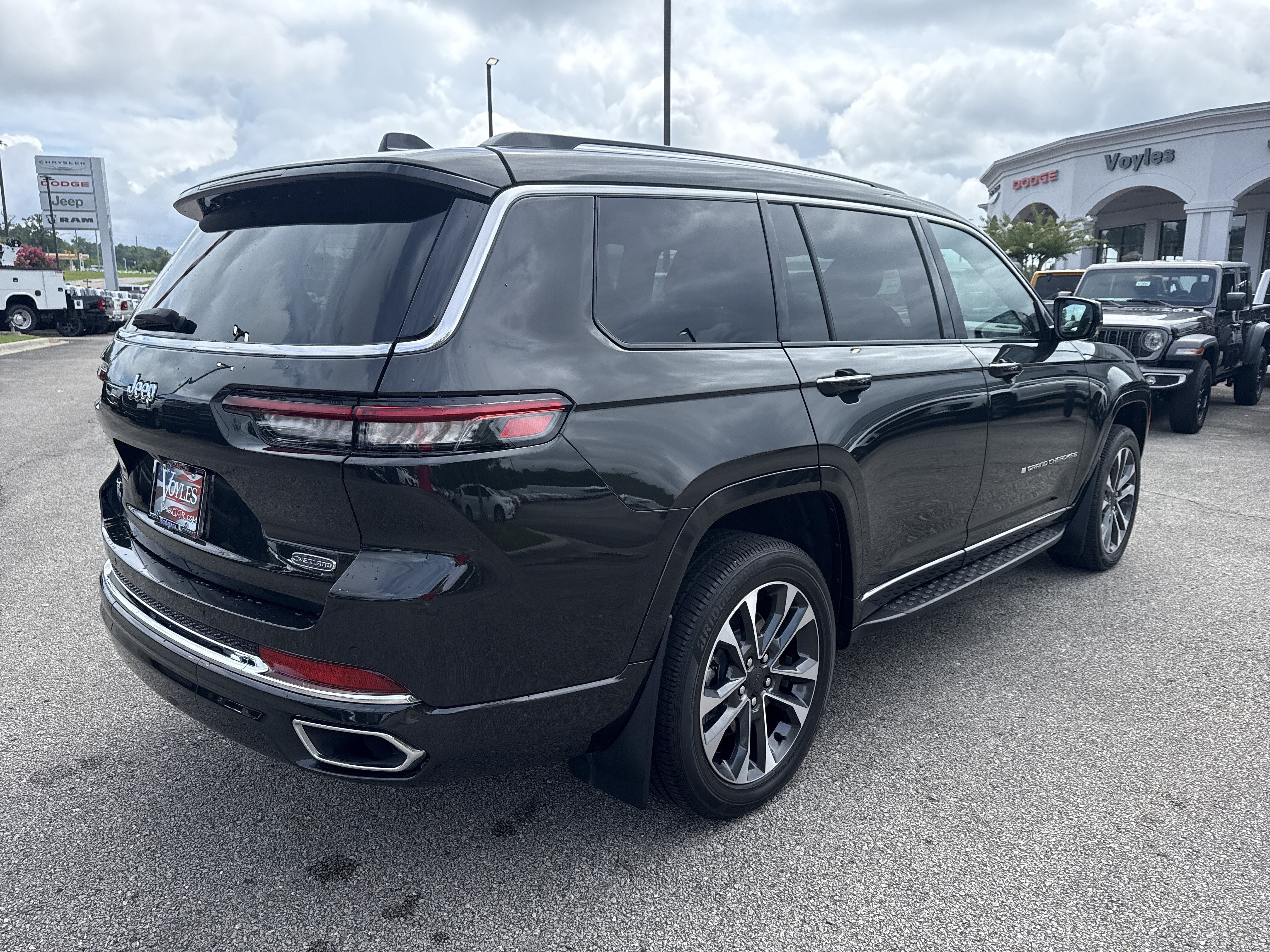 Used 2023 Rocky Mountain Pearlcoat Jeep Overland image 7