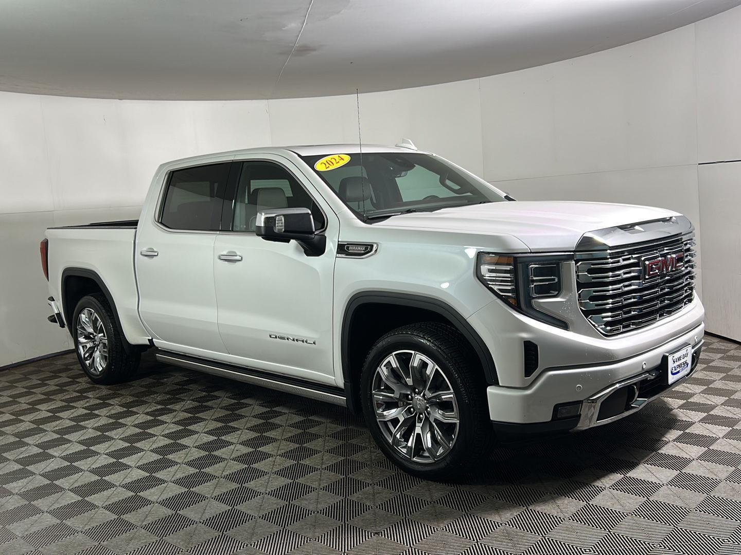 Used 2024 White Frost Tricoat GMC Denali image 6