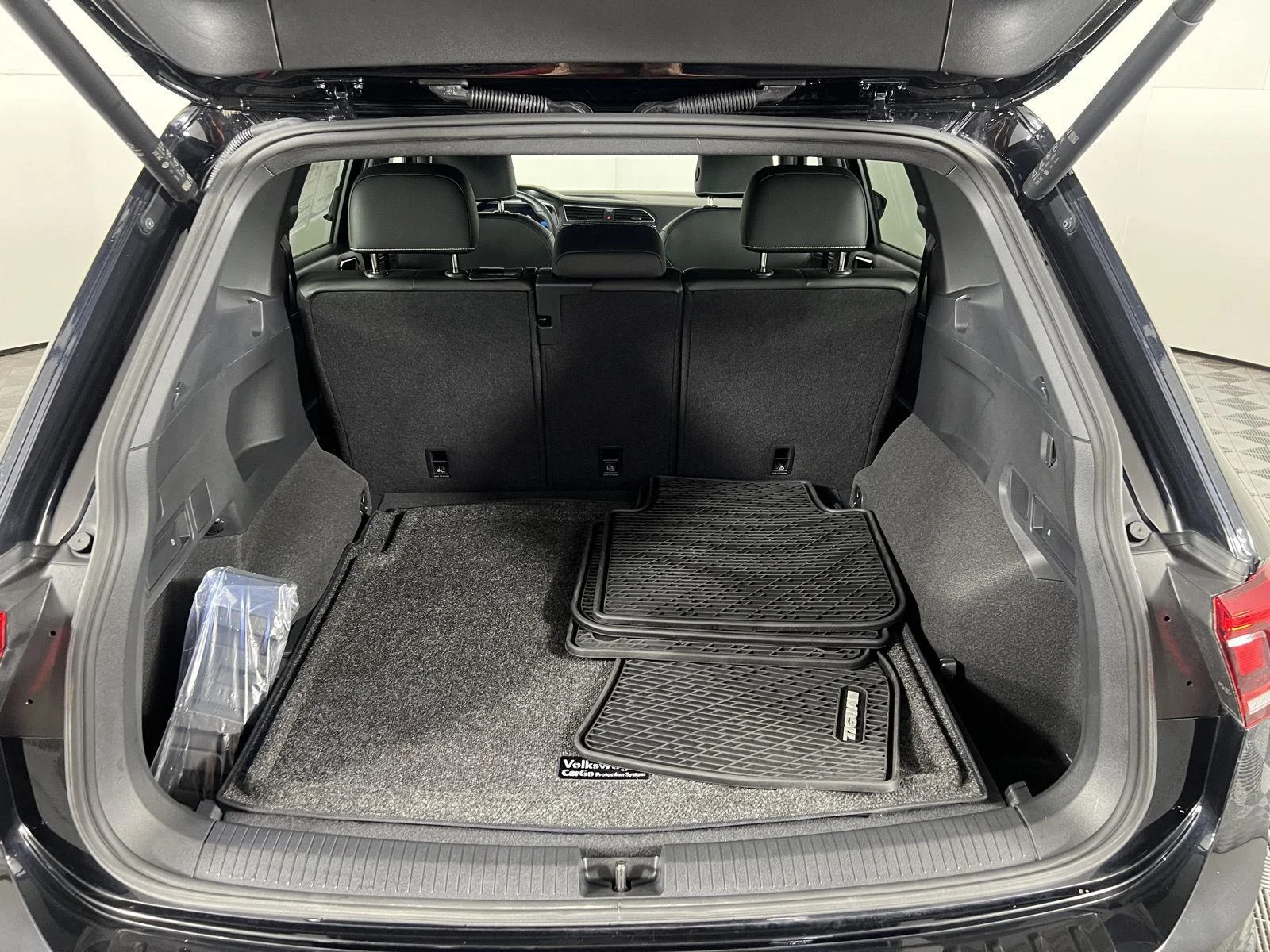 Used 2024  Volkswagen SE R-Line Black image 8