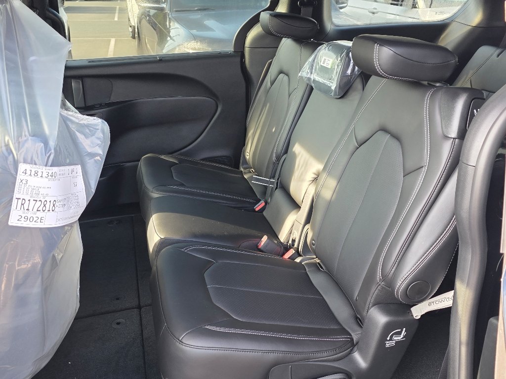 2026 Chrysler Pacifica Select - Photo 13