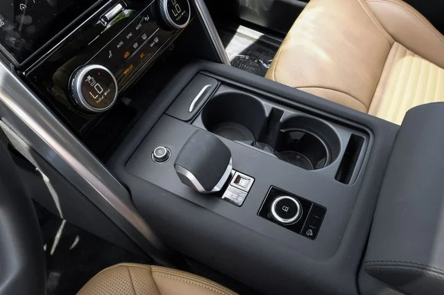 Used 2025 White Land Rover Dynamic SE image 33