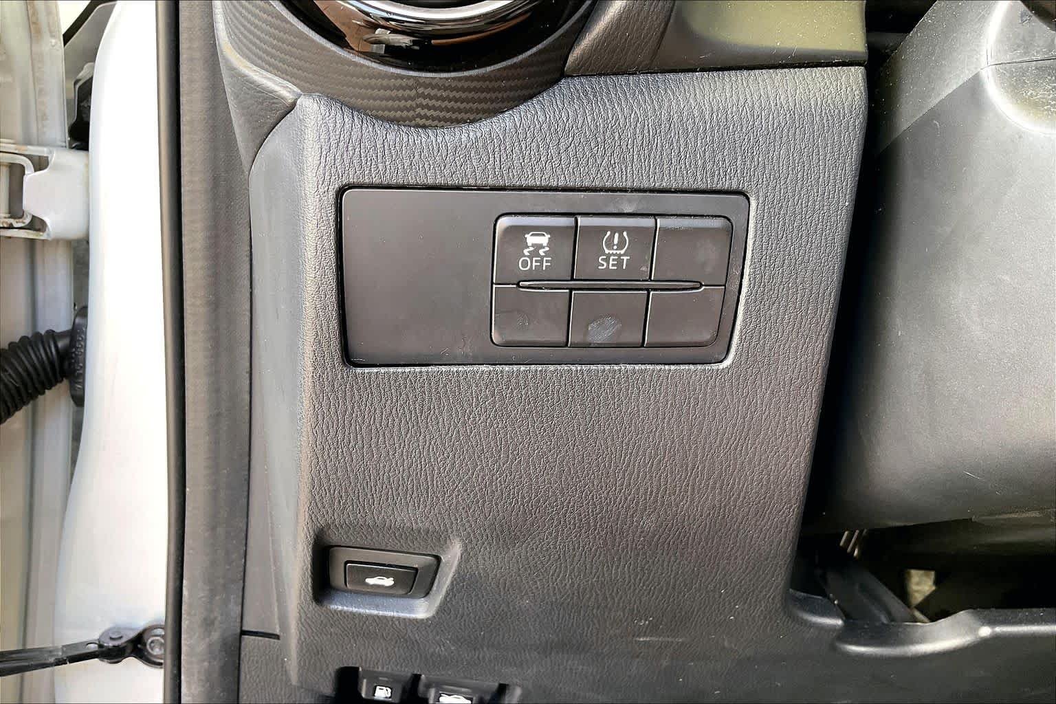 Used 2019 Icicle Toyota LE image 33