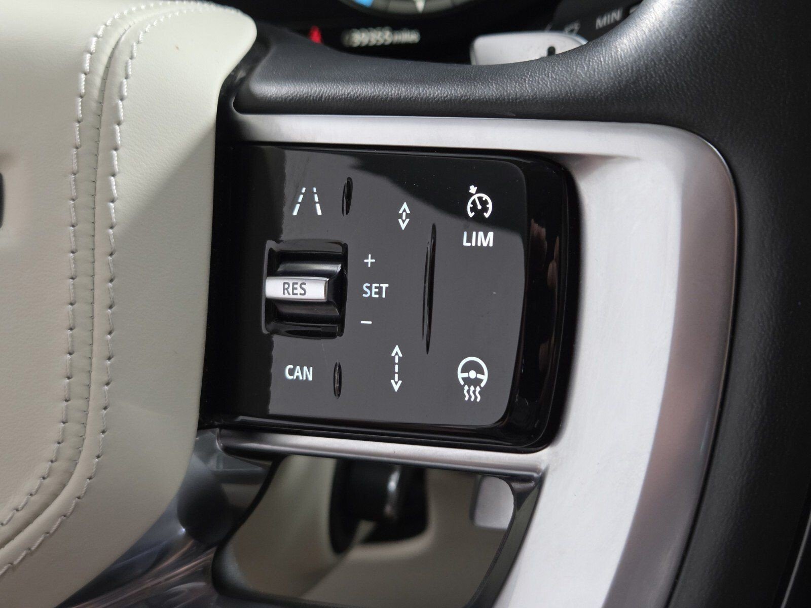 Used 2023 White Land Rover SE image 23