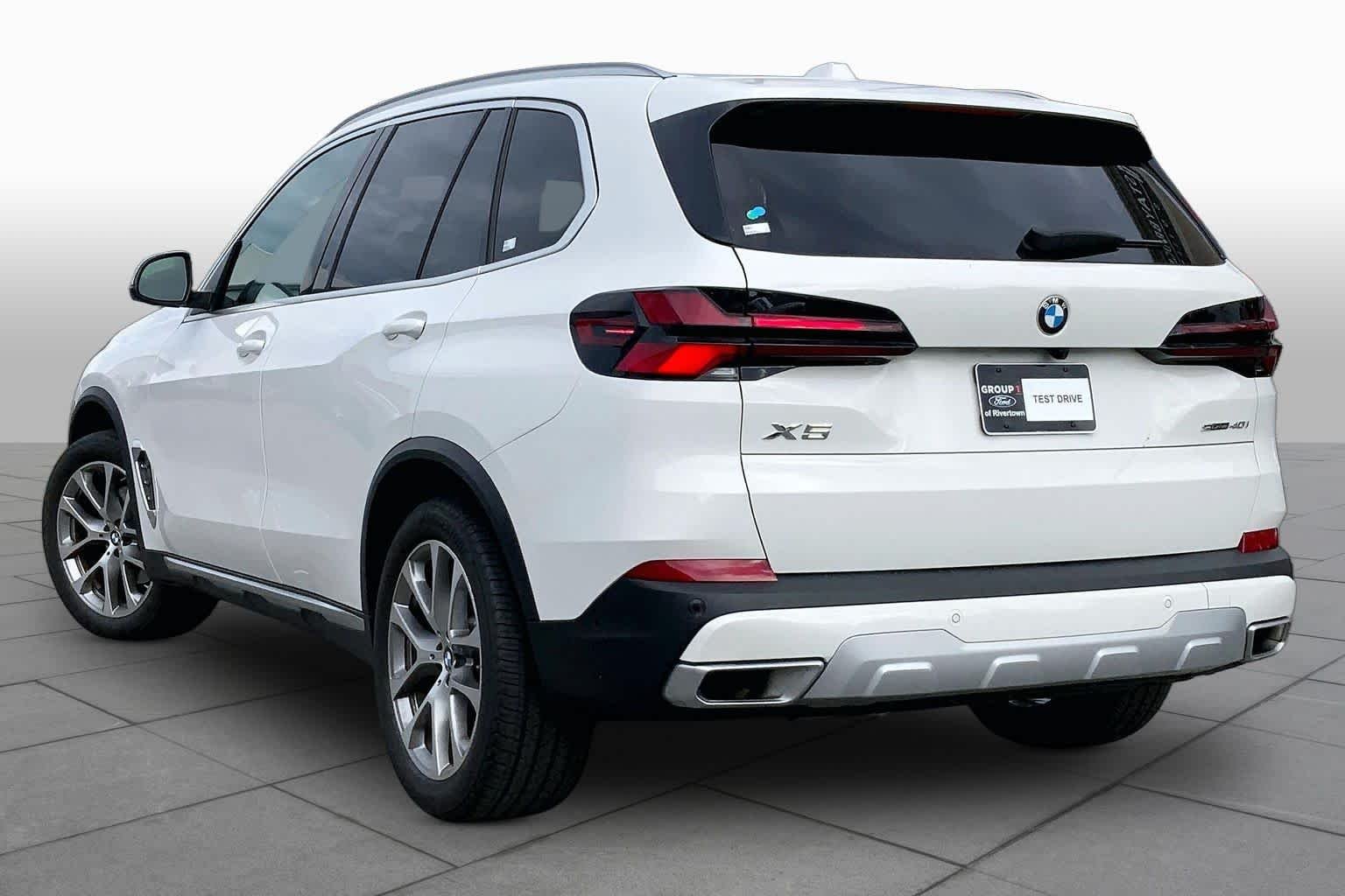 Used 2025 Alpine White BMW sDrive40i image 12