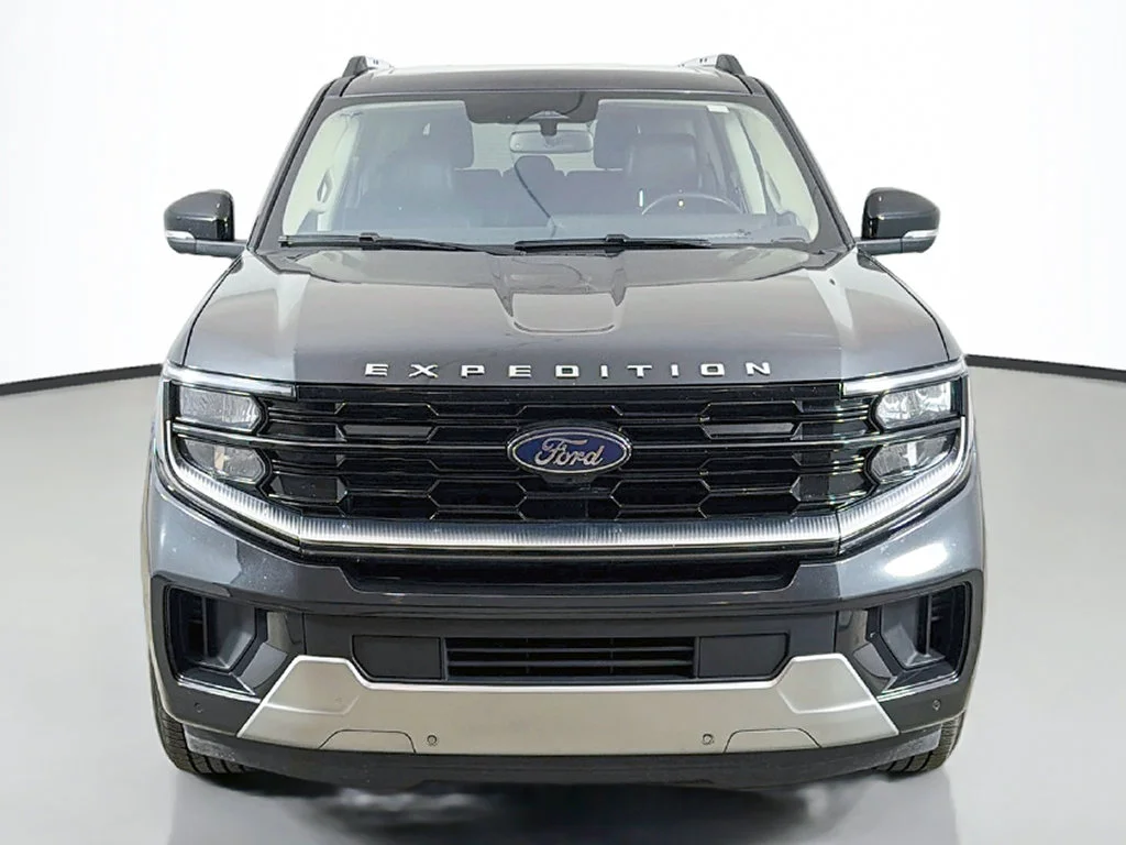 Used 2025 Gray Metallic Ford Platinum image 18