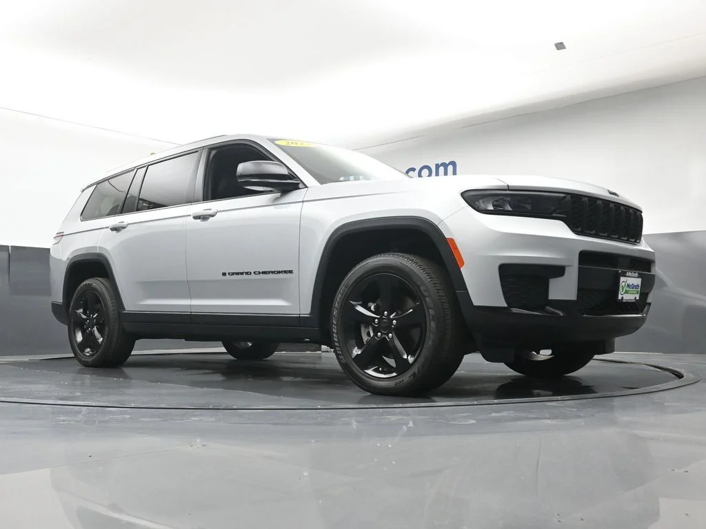 Used 2023 Silver Jeep Altitude image 28