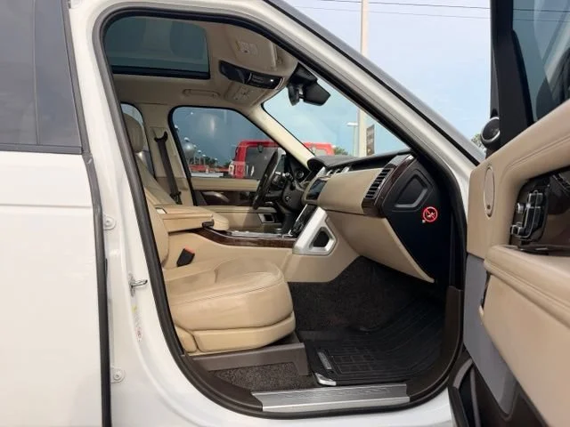 Used 2018 White Land Rover HSE image 9