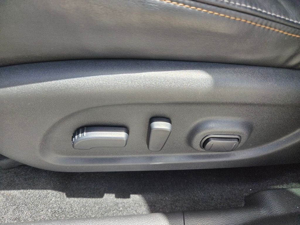 Used 2022 Black Nissan Platinum image 5