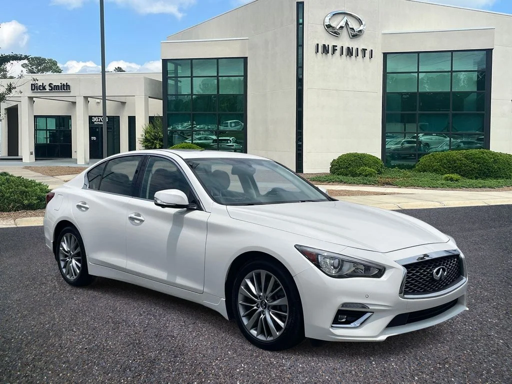 Used 2023 White INFINITI LUXE image 1