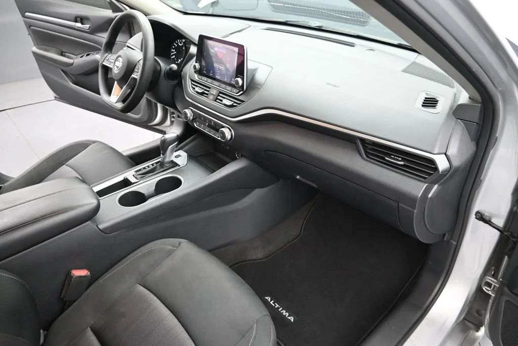 Used 2022 Silver Nissan 2.5 SV image 27