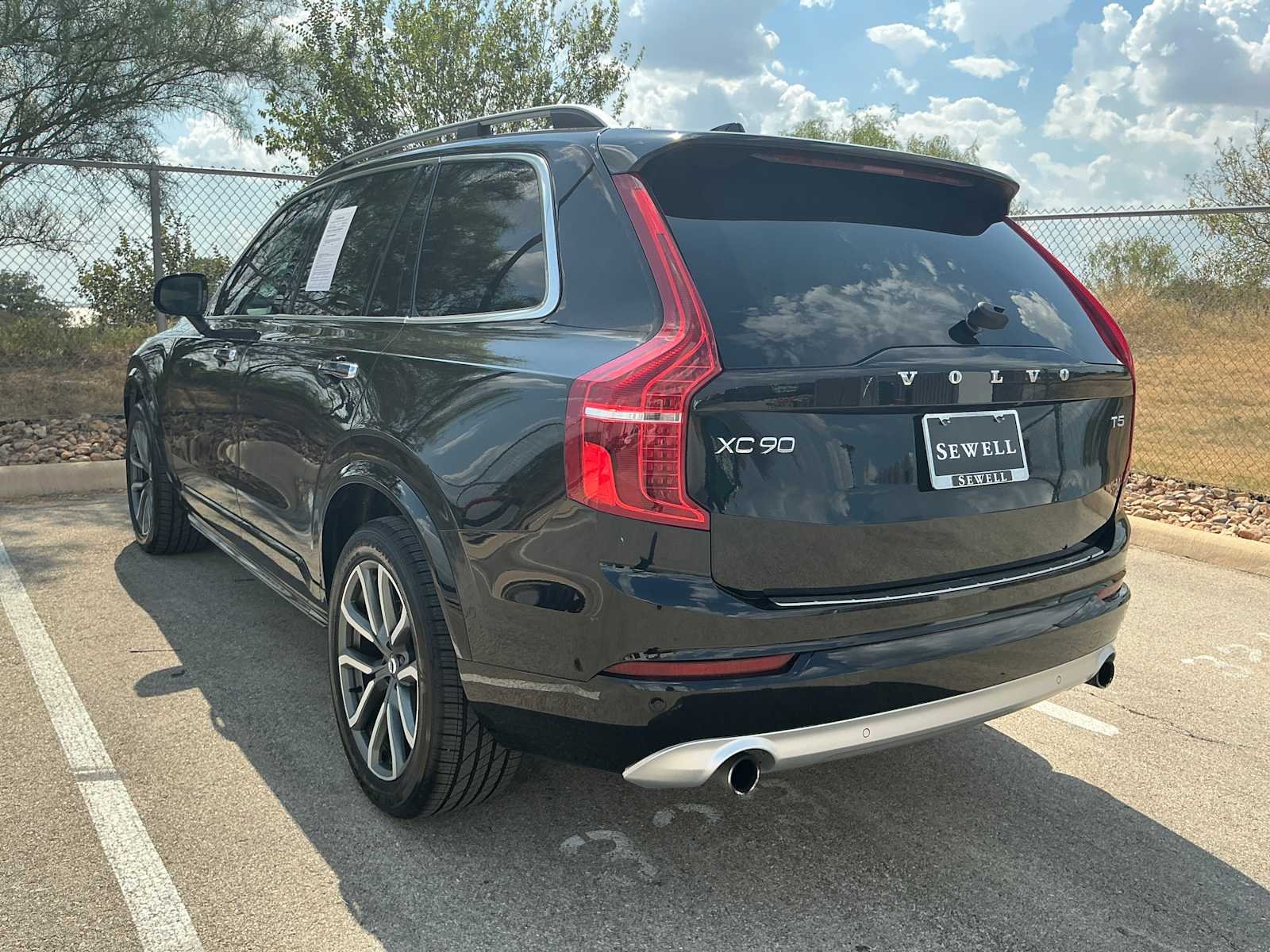 Used 2019 Onyx Black Metallic Volvo Momentum image 7