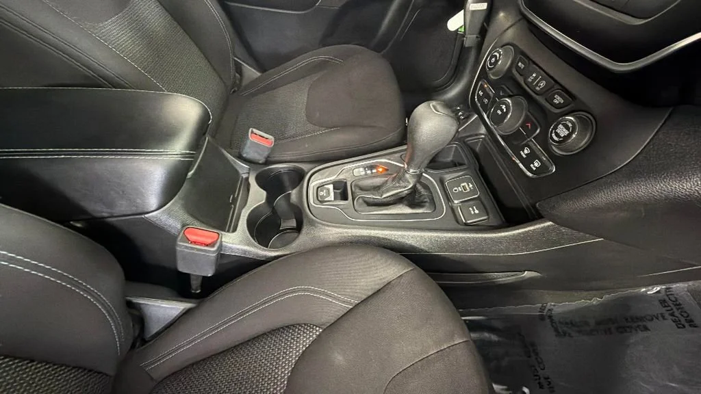 Used 2021 Orange Jeep Latitude FWD image 34