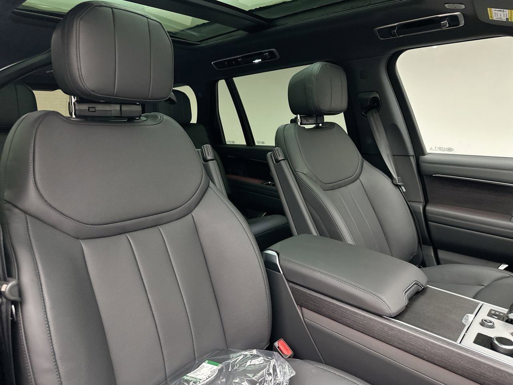 New 2027 Santorini Black Land Rover SE image 6