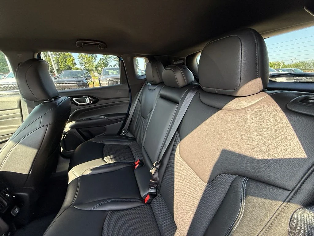 New 2026 Hydro Blue Pearl-Coat Exterior Paint Jeep Latitude image 24