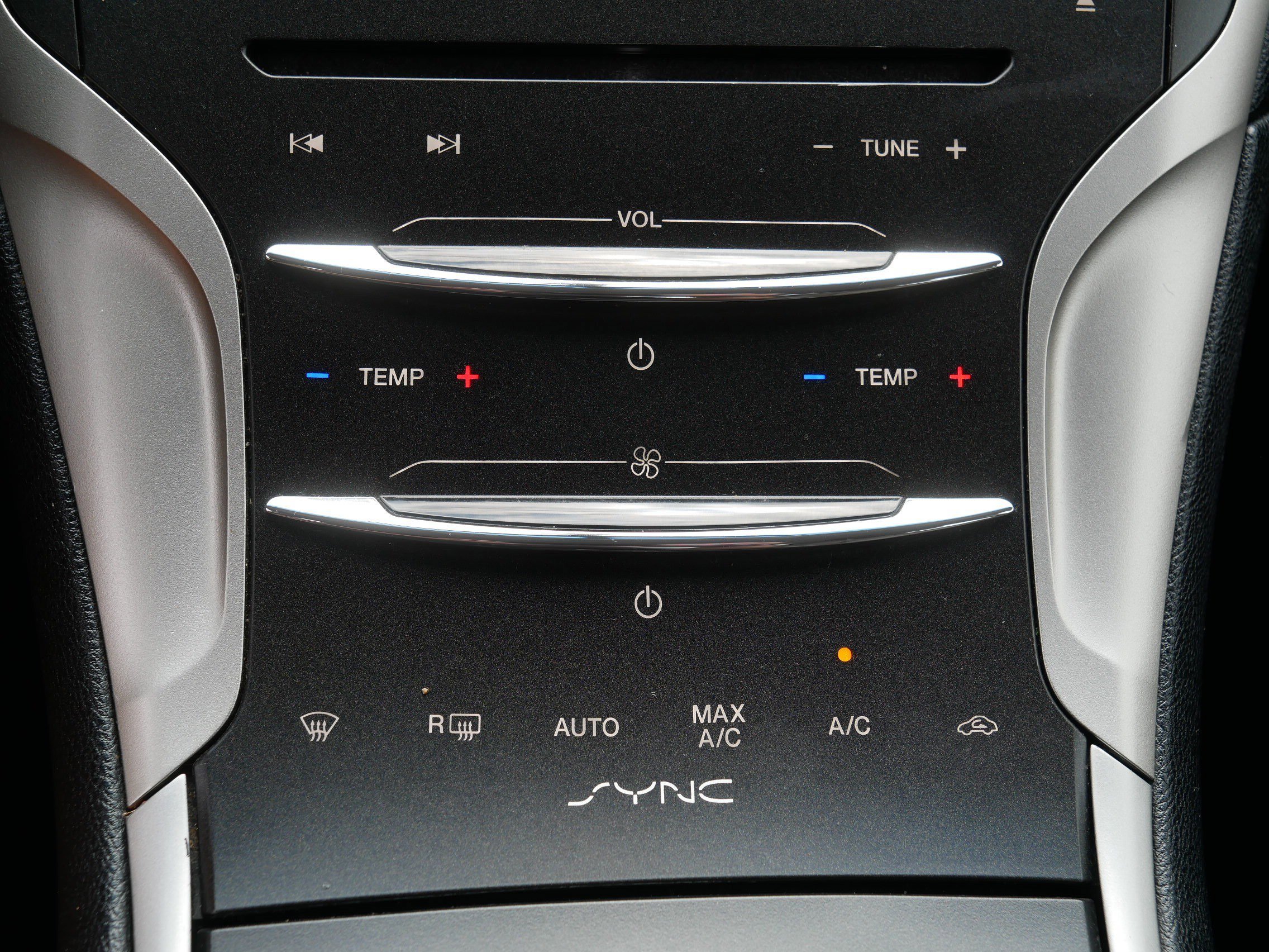 Used 2015 White Platinum Metallic Tri-Coat Lincoln Hybrid image 23