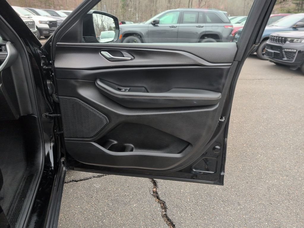 Used 2023 Black Jeep Altitude image 9
