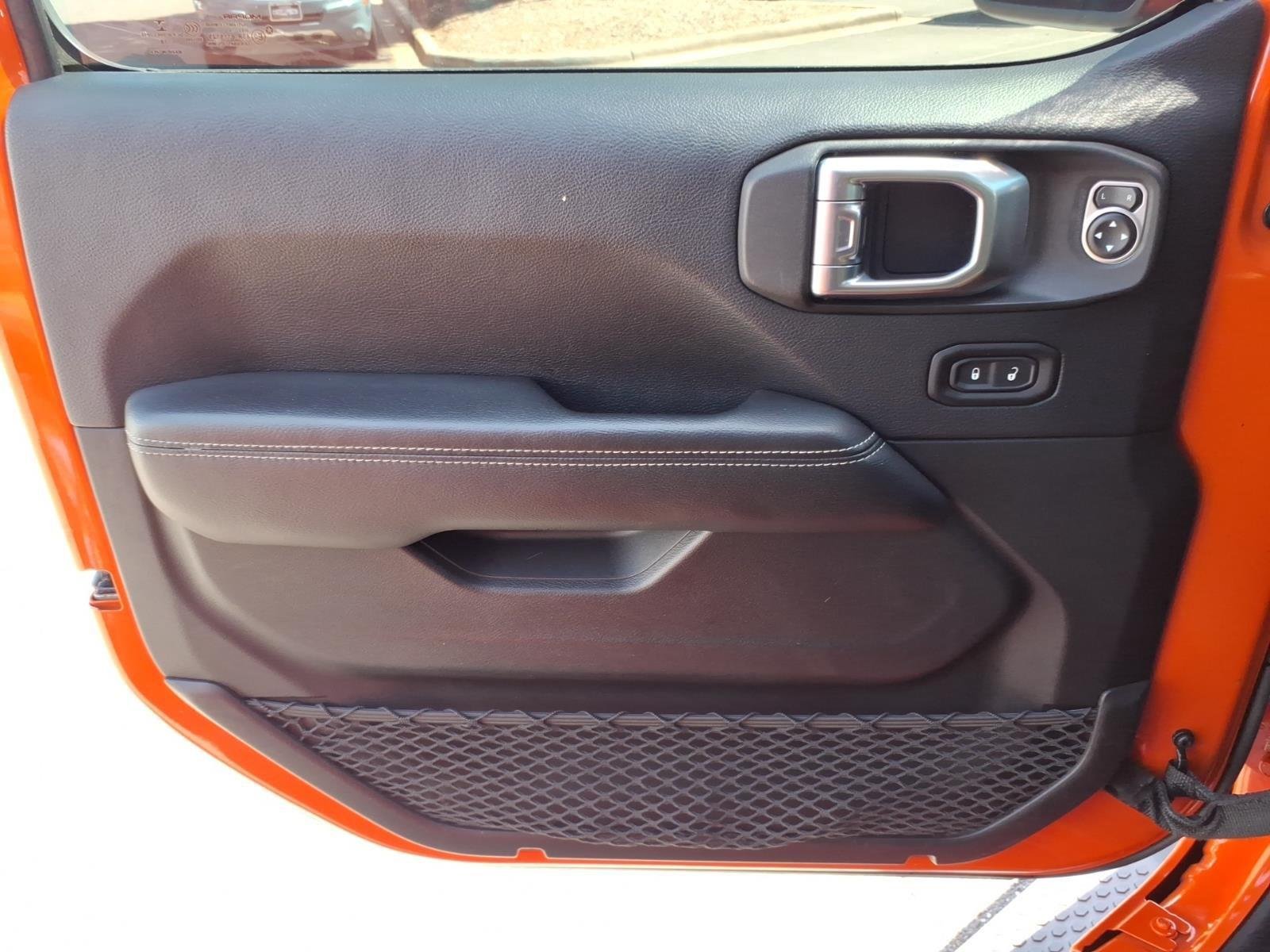 Used 2018 Punkn Metallic Clearcoat Jeep Sahara image 30