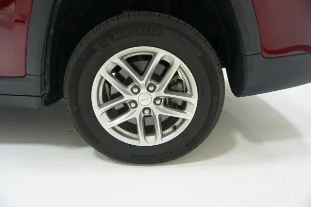 Used 2025 VELVET RED PRLC Jeep Laredo image 12