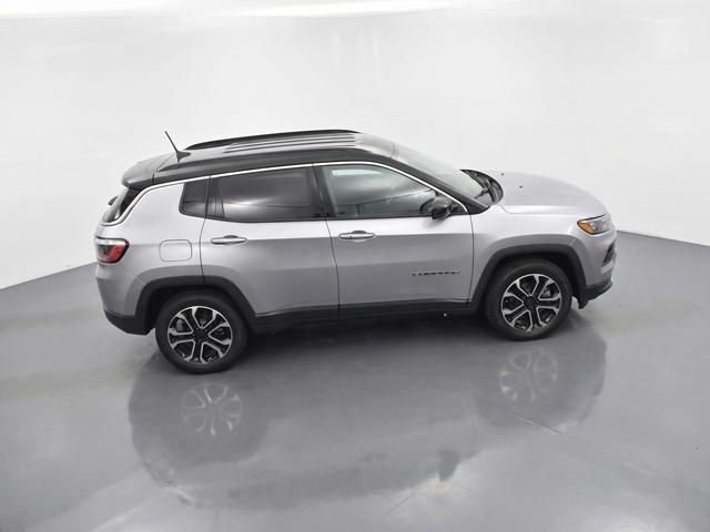 Used 2024  Jeep Limited image 32