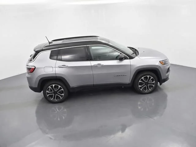 Used 2024  Jeep Limited image 32