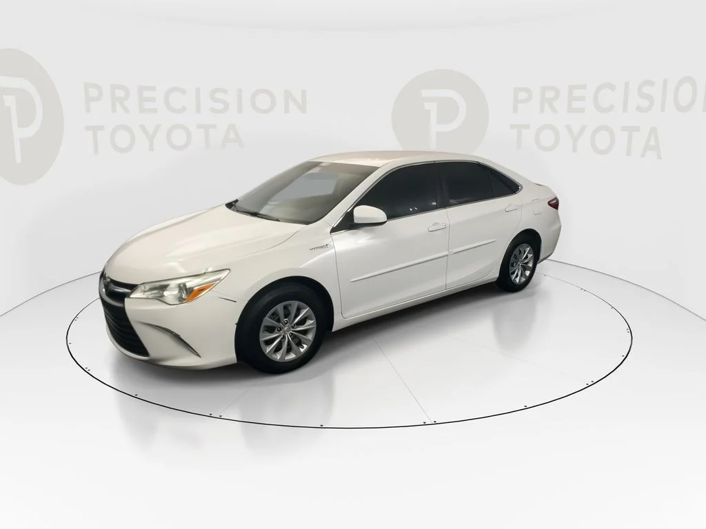 Used 2017 Super White Toyota LE image 9