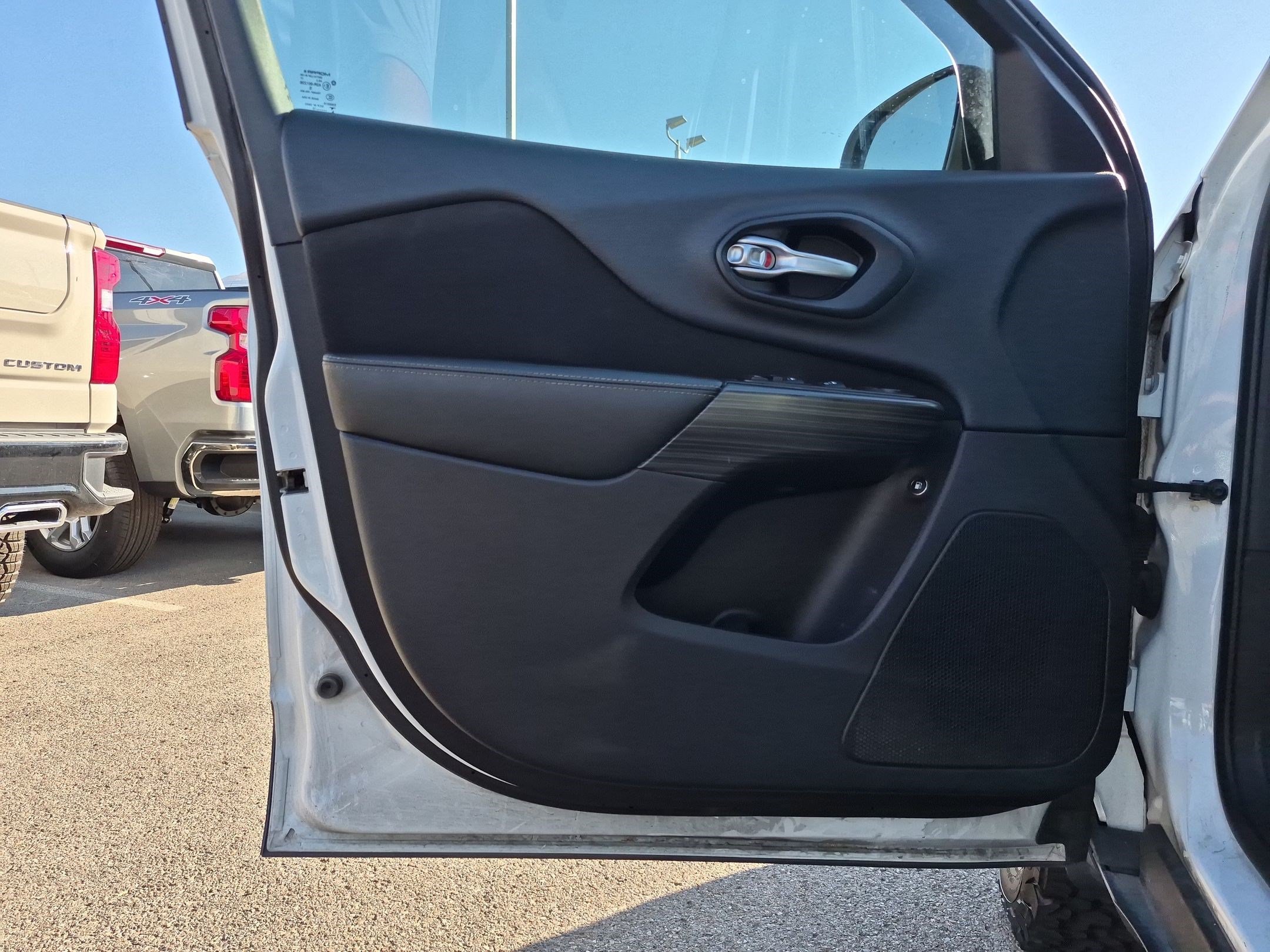Used 2015 Bright White Clearcoat Jeep Latitude image 12