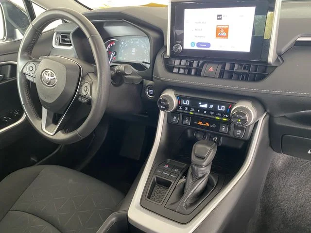 2025 Toyota RAV4 XLE - Photo 11