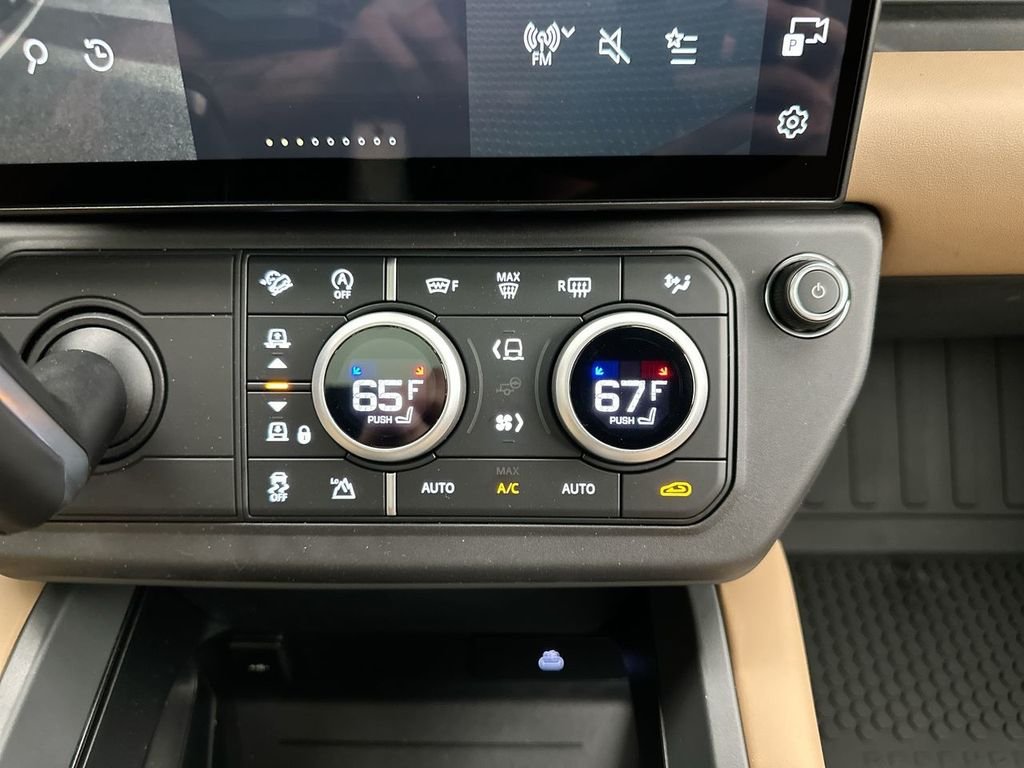 New 2026 Woolstone Green Land Rover X-Dynamic SE image 13