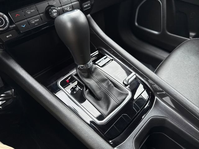 Used 2024 Bright White Clearcoat Jeep Latitude image 25