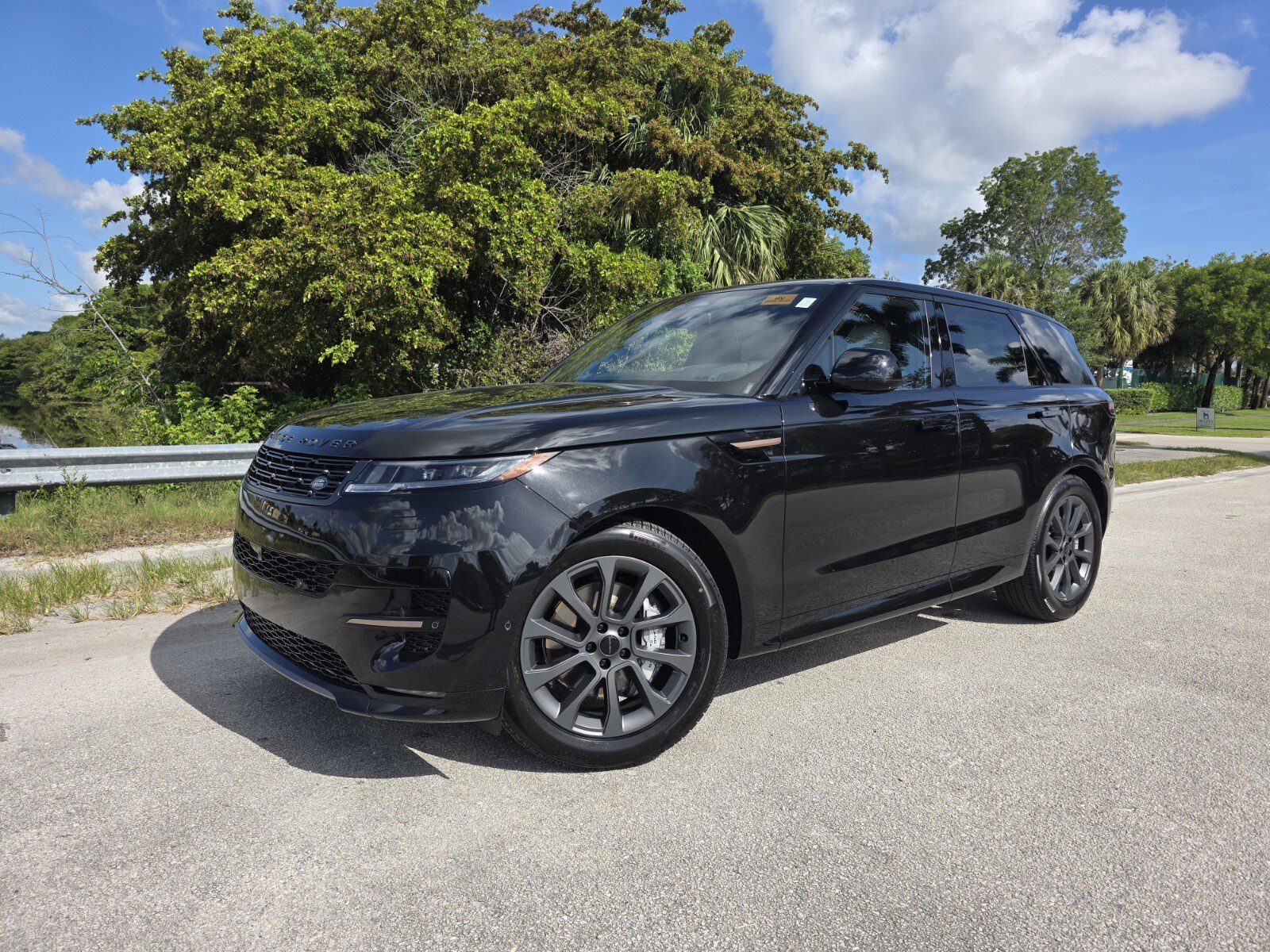 New 2026 Santorini Black Land Rover P460e Dynamic SE image 1