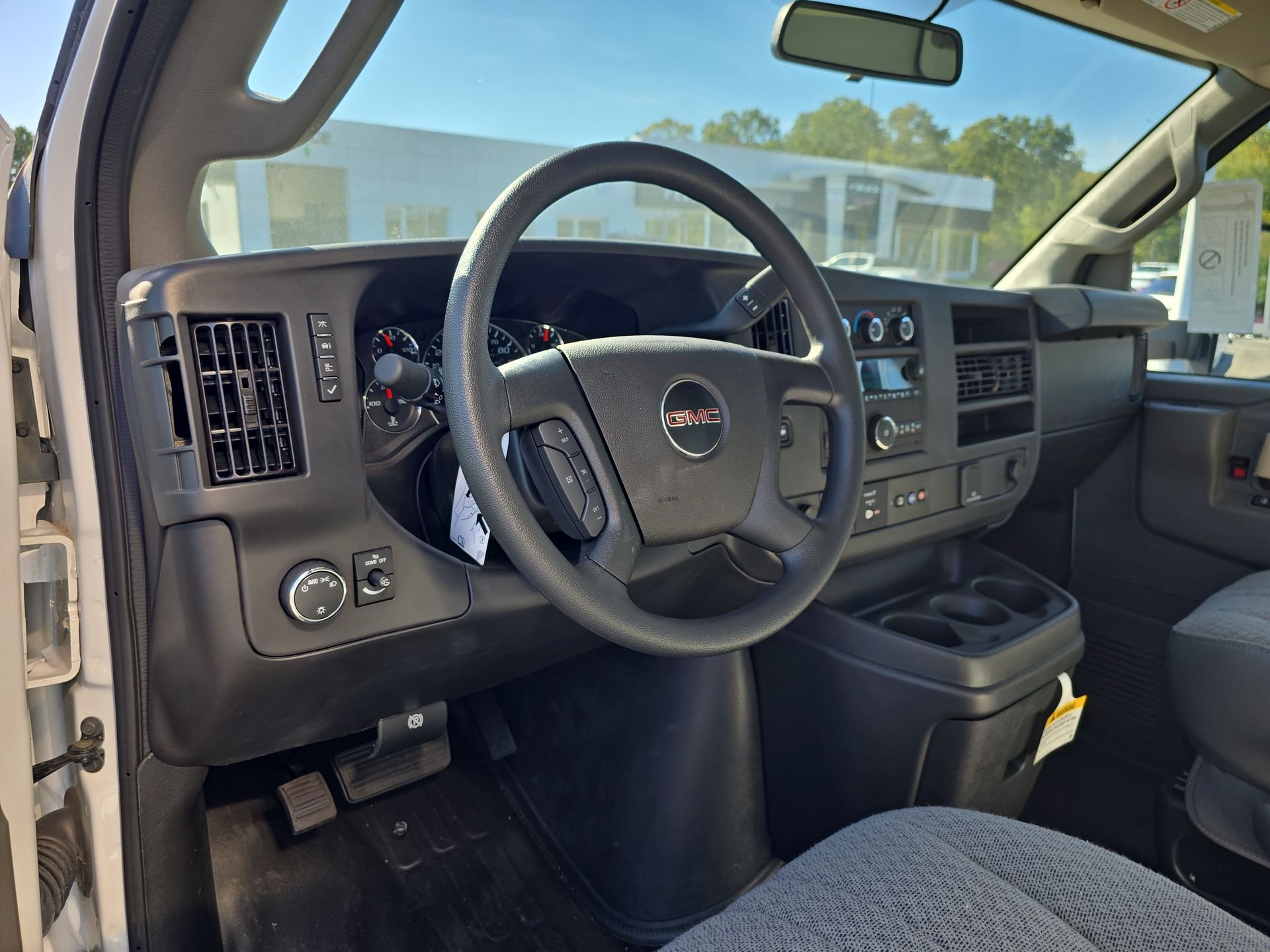New 2025 Summit White GMC 1WT image 34