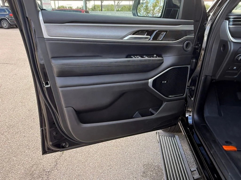 New 2026 High Gloss Black Exterior Paint Jeep Limited Reserve image 33