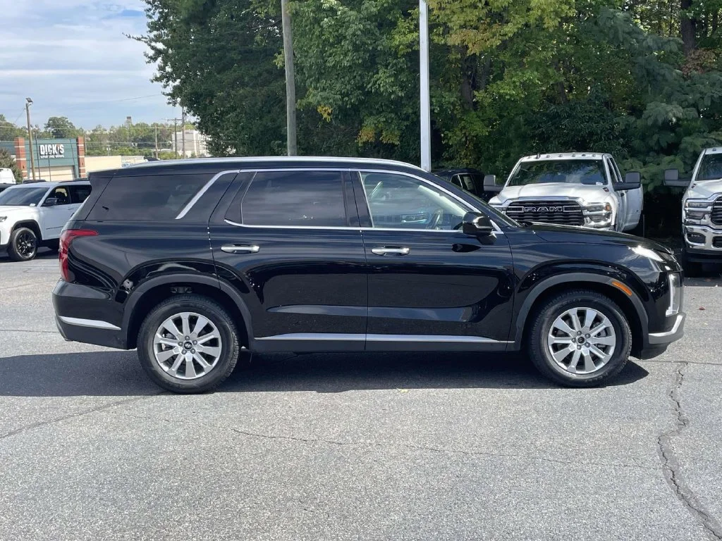 Certified Used 2025 Black Hyundai SEL image 9