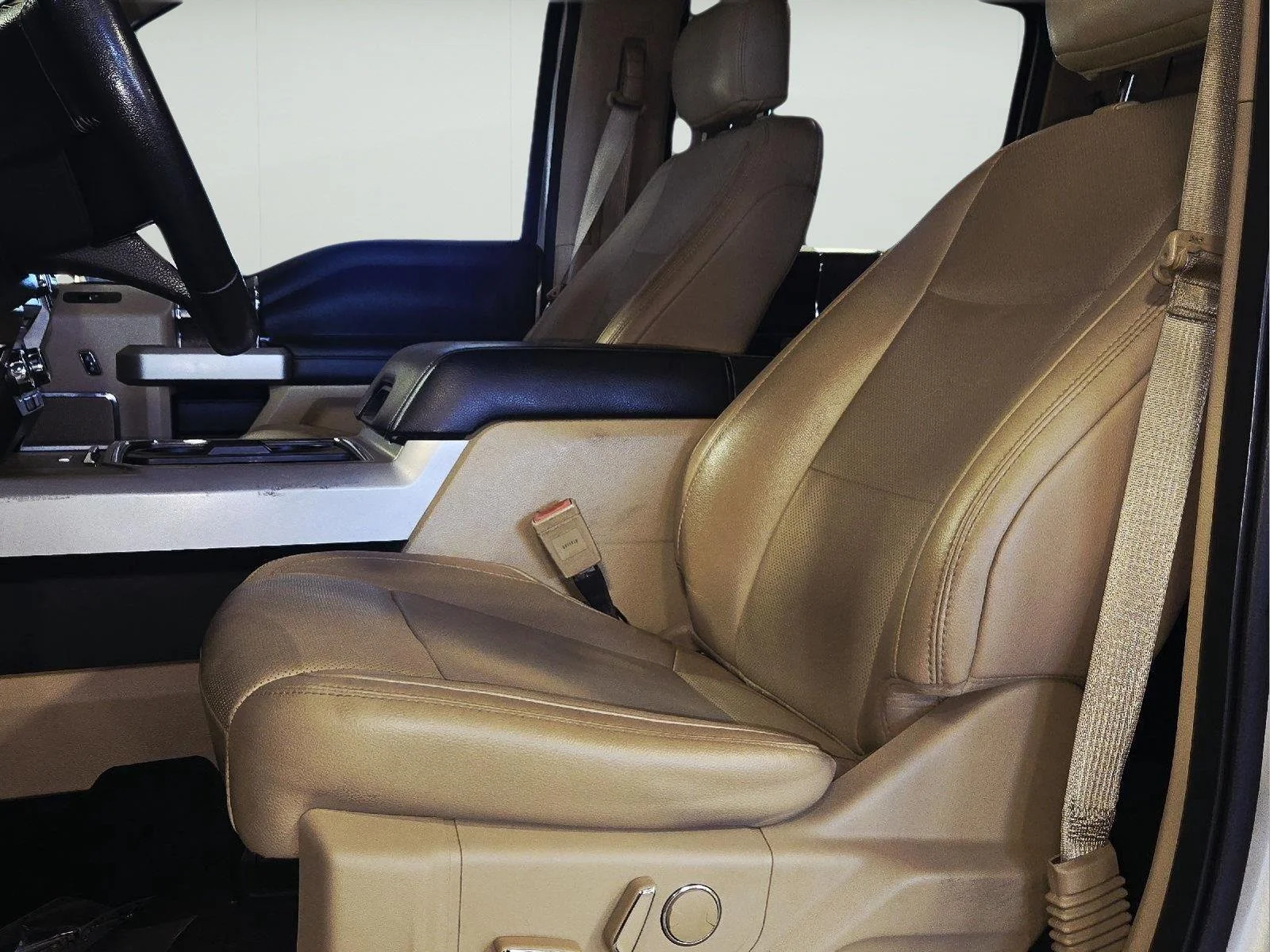 Used 2018 White Gold/Stone Gray Ford Lariat image 14