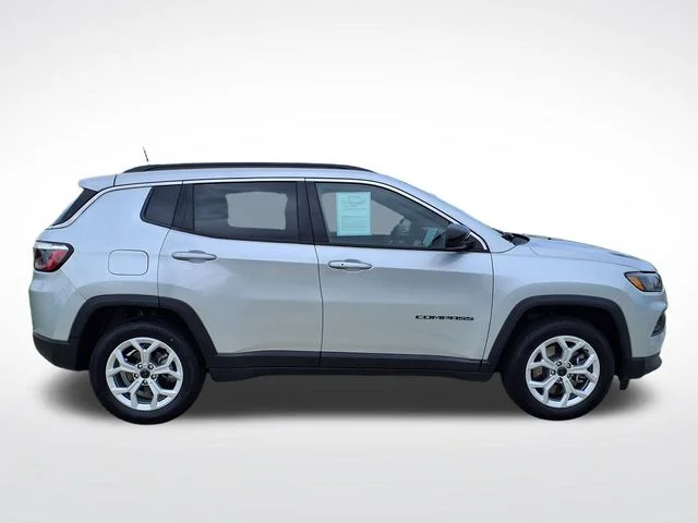 Used 2025 Silver Jeep Latitude image 9