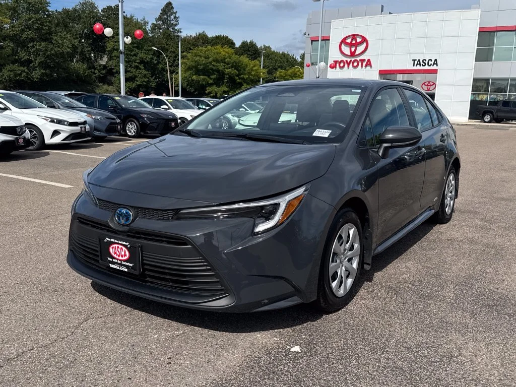 Used 2025  Toyota LE image 3