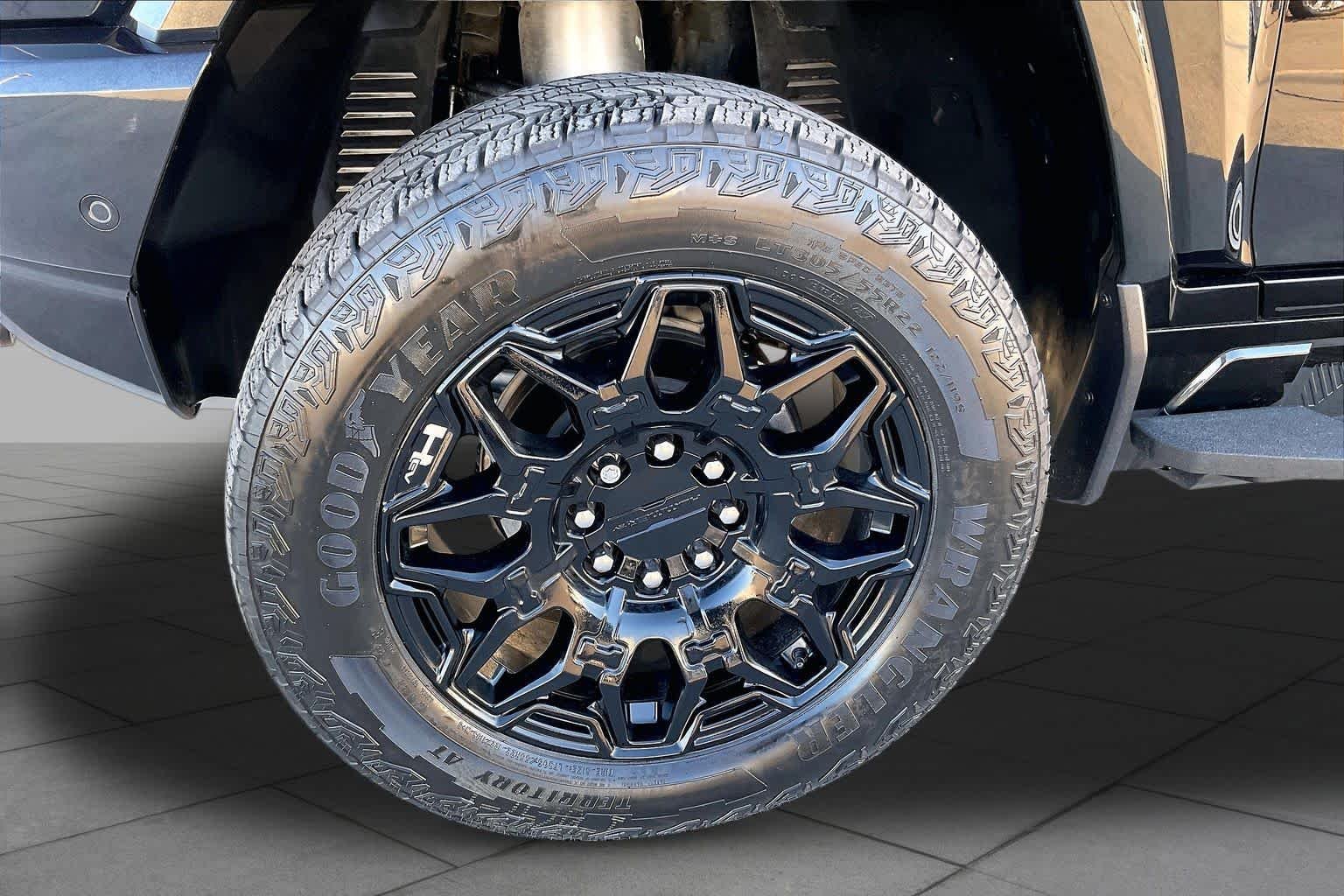 Used 2025 Void Black GMC 2X image 10